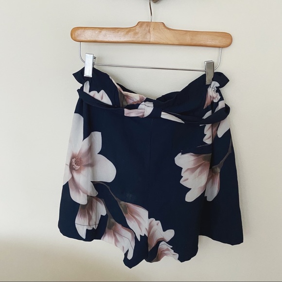 Navy floral paperbag tie shorts - Picture 5 of 7